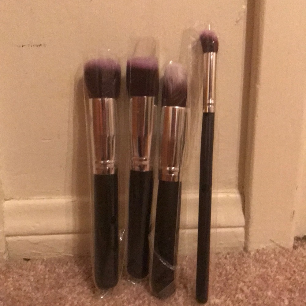 4 Makeup Brushes